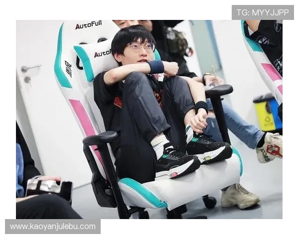 王者荣耀热议：FPX团队协作引发的争议与反思